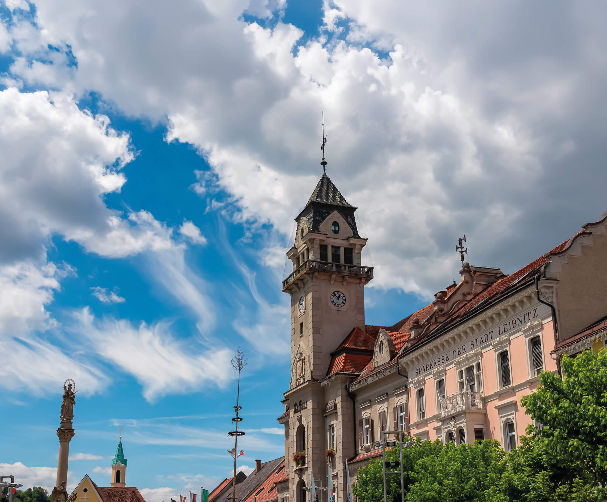 Hauptplatz von Leibnitz mit Rathausturm und historischen Fassaden