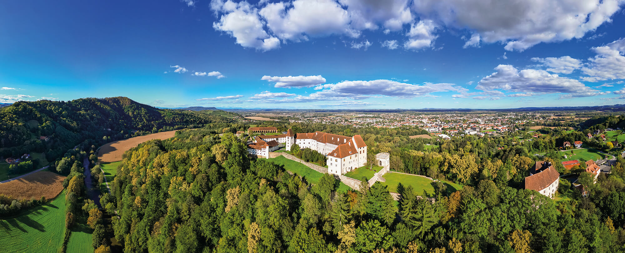 Panorama von Schloss Seggau mit Blick über Leibnitz
