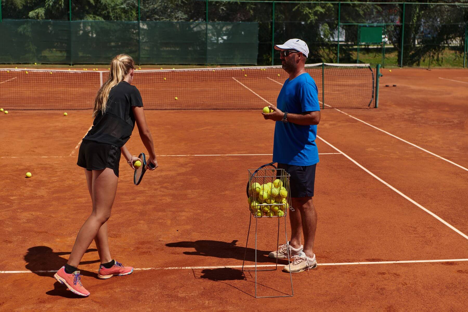 Tennistraining auf einem Sandplatz für Sport und Freizeit